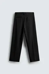 Pantalón negro relaxed fit confeccionado en tejido con viscosa. Cintura con detalle de pliegues en delantero. Bolsillos frontales y detalle de bolsillos traseros de vivo. Cierre frontal con cremallera y botón.