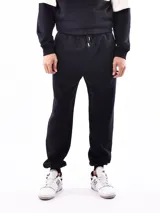 Pantalón deportivo negro con cintura elástica y ajuste ajustable.