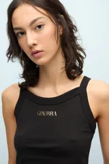Musculosa corta negra de jersey pima de algodón peruano, de calce ajustado y escote en U. Presenta estampa metálica frontal con la palabra Ginebra.