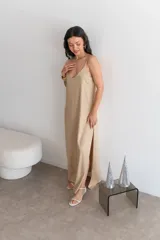 Vestido largo azul eléctrico con breteles finos y escote en V.