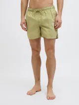 Short de baño color verde oliva con cintura elástica ajustable con cordón. Estampado lateral con el logo de Originals Stu.