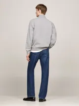 Sweater gris de felpa de mezcla de algodón aterciopelado, con cuello alto, media cremallera frontal, puños y bajo de punto canalé, cinta distintiva en el interior del cuello y logo de Tommy Hilfiger bordado en el pecho.