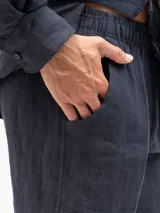 Shorts de lino color azul marino, con cintura elástica y bolsillos laterales y trasero.