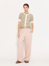 Pantalón negro de tencel con lino, de corte recto y caída liviana. Tiene elástico en la cintura, falsa cartera, bolsillos escondidos en el delantero y bolsillo ojal en la espalda.