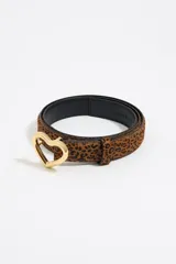Cinturón con estampado animal print, hebilla dorada en forma de corazón y reverso negro.