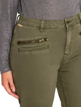 Pantalón de jean negro de tiro medio, corte skinny, con bolsillos delanteros con cierre y ruedo desflecado.