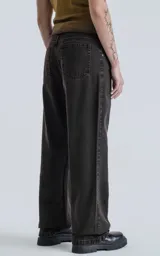 Pantalón de denim negro con calce wide leg y cinco bolsillos. Confeccionado en Argentina con algodón 100% de tejido plano. Diseño sin género.