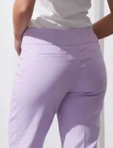 Pantalón capri verde esmeralda de gabardina elastizada, marca Zac & Reachel. Tiene pretina ancha elastizada y bolsillos simulados en la parte delantera y trasera.
