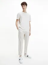 Zapatillas urbanas Calvin Klein color blanco con detalles en cuero sintético y gamuza color crema. Presentan una franja lateral negra con el logo de la marca.