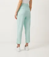 Pantalón zanahoria color celeste pastel, de lino, con pliegues en la cintura, bolsillos delanteros y amarre en la barra.