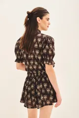 Short de voile de algodón estampado, corte amplio y cintura elastizada con lazo.