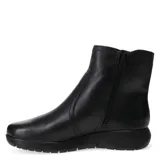 Botas cortas de cuero negro, con suela plana y puntera redonda. Presentan cierre lateral.