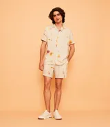 Bermuda boardshort color beige con estampado floral en tonos naranja y rosa.