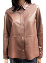 Camisa de cuero ovino color marrón, con cuello camisero, cierre frontal mediante broches metálicos y mangas largas con puños.