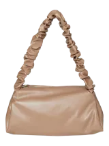 Bolso de hombro color beige con correa fruncida y cierre de cremallera.