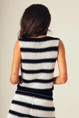 Top tejido a crochet con rayas horizontales blancas y negras, escote en V y cierre frontal con botones.