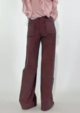 Pantalón de jean acampanado color ladrillo con bolsillos delanteros y traseros.