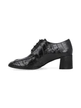 Zapato de vestir negro con textura símil piel de cocodrilo, cordones finos y tacón cuadrado.