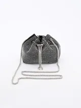 Cartera tipo bombonera negra cubierta de strass plateados, con cierre de cordón ajustable y cadena plateada colgando.