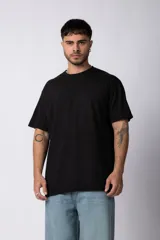 Remera color crudo de corte recto y mangas cortas.