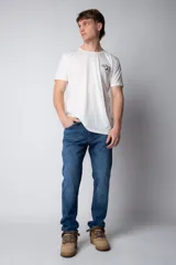 Pantalón de jean gris oscuro, de corte recto, con bolsillos delanteros y traseros.