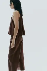 Top marrón con cuello halter ajustable con lazada.
