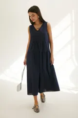 Vestido midi azul marino, de corte suelto, con escote en V y breteles anchos.