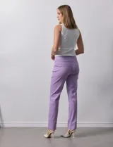 Pantalón verde esmeralda de gabardina elastizada, con pretina ancha y faja interna modeladora. Tiene costuras verticales pespunteadas en el frente y bolsillos ojal simulados en la parte trasera.