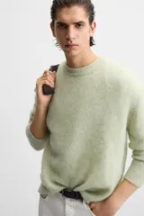 Sweater verde claro de lana y alpaca, con cuello redondo y mangas largas.