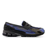 Zapatos tipo mocasín con capellada de malla negra y detalles en azul y gris.