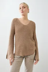 Sweater tostado de tejido de punto con escote en V y mangas largas acampanadas.