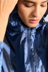 Campera deportiva azul de poliamida con cierre frontal y bolsillos laterales.