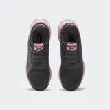 Championes de entrenamiento Reebok Flip Charge, color gris oscuro con detalles en rosado. Presentan una malla transpirable en la parte superior y una suela robusta con soporte lateral reforzado en color rosado y negro.