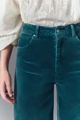 Pantalón oxford de corderoy elastizado color verde petróleo, de pierna ancha desde la cadera.