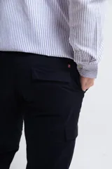 Pantalón cargo color beige con bolsillos laterales y corte recto.