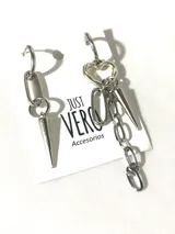 Aros de acero quirúrgico con dijes en diferentes formas, incluyendo un corazón y un colgante en cadena.