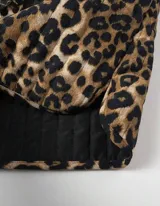 Chaleco con estampado animal print, con lazos para atar en el cuello y en la cintura.