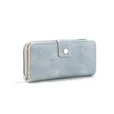 Billetera larga color marrón claro, con cierre de broche a presión en la solapa frontal y cierre de cremallera en el borde lateral. Presenta múltiples compartimentos internos y un bolsillo exterior con cierre.