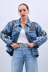 Campera de jean celeste con estampado animal print en cuello y solapas, y tres tiras blancas en las mangas.