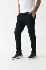 Pantalón chino color beige, corte slim, con bolsillos laterales y traseros.