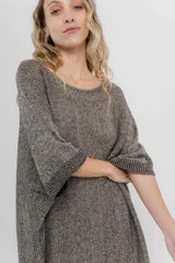 Vestido-buzo tejido oversize jaspeado con escote redondo, mangas amplias tipo murciélago y terminaciones acanaladas en ruedo y puños.