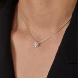 Conjunto de collar y aros en plata 925 con circonias. El collar tiene una cadena de 45cm de largo y un dije de 7mm de diámetro por 4mm de alto.