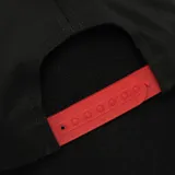 Gorro negro con visera roja y logo de Etnies bordado en blanco en el frente.