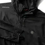 Campera negra con capucha, ultraliviana y plegable, con cierre frontal y logo estampado en el pecho.