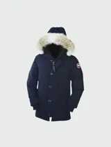 Parka azul marino de poliéster con capucha y ribete de piel, cierre con botones y logo de Canada Goose en el brazo.