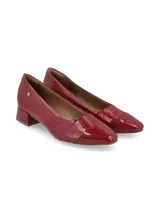Zapato de cuero croco charolado negro con puntera de charol liso, taco bajo cuadrado y plantilla de cuero.