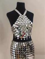 Top plateado con lentejuelas espejadas, talle único regulable en la espalda. Contorno máximo 100 cm y largo 45 cm.