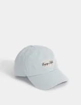 Gorra de gabardina celeste con bordado frontal en color marrón y beige con la frase "Leisure Enjoy Life Club".