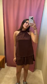 Top color chocolate con cuello halter, elástico en los costados y espalda abierta con cierre de botón en el cuello.