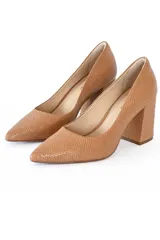 Zapato de tacón color camel con textura símil piel de reptil, punta fina y tacón bloque.